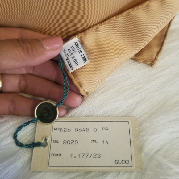 NWT Authentic Gucci floral scarf - Picture 2 of 9